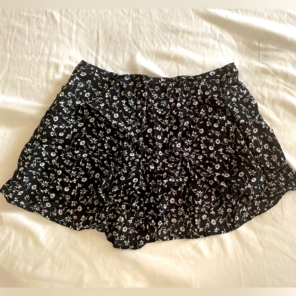 Urban outfitters - floral shorts black white